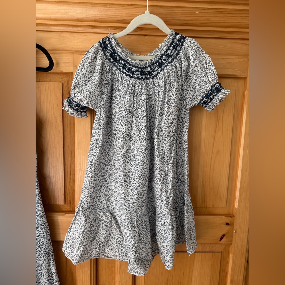 Doen size 6 Girls Navy & White Floral Smocked Dress